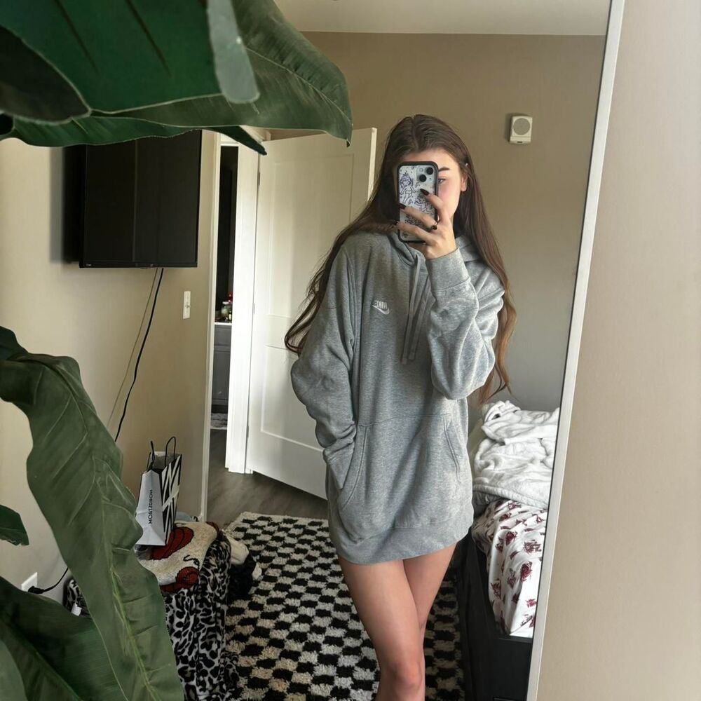 Nike Women's Grey and White Hoodie